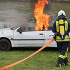 3225R brennendes Auto löschen durch Feuerwehr