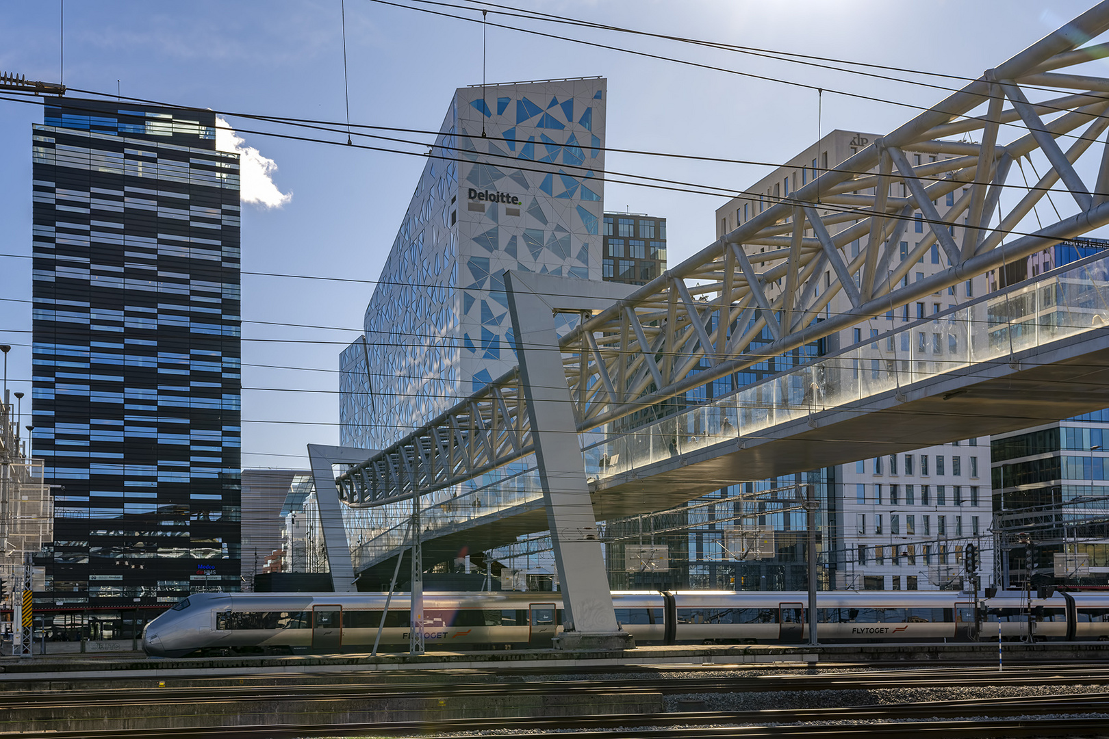 3226UZ  Barcode Viertel an den Bahnschienen mit Akrobaten Fussgängerbrücke  Oslo Norwegen