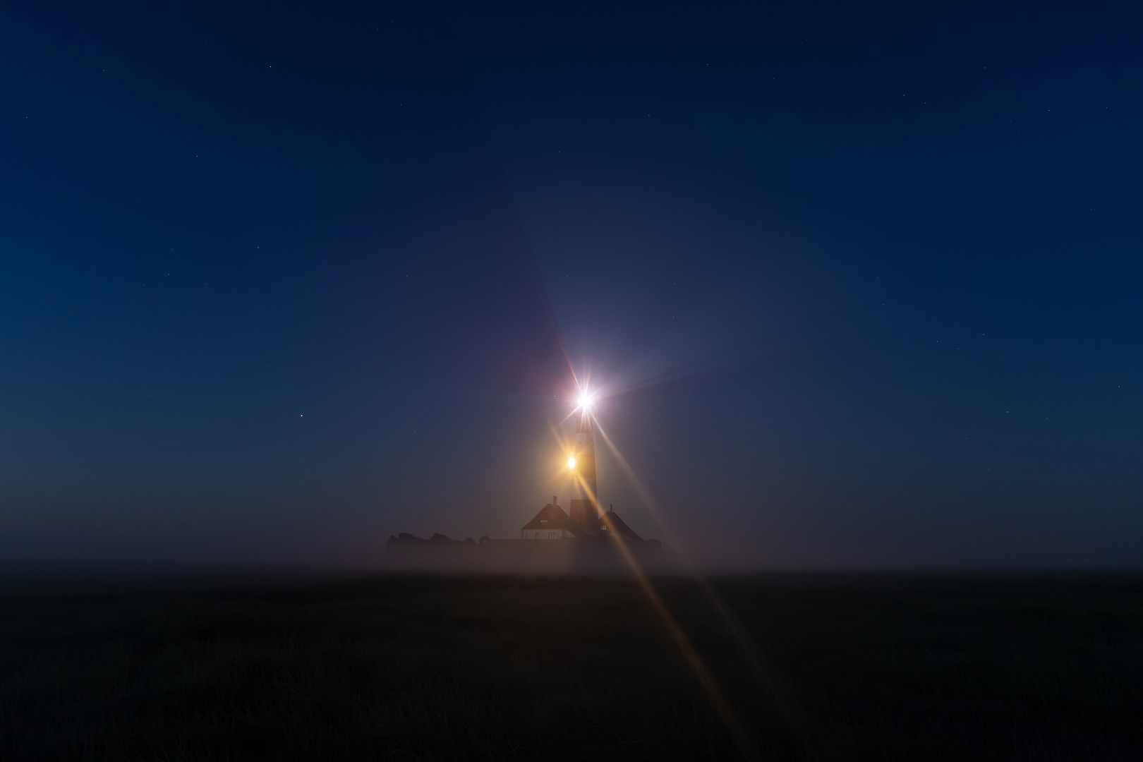 3:23 Uhr, der Mond berührt den Leuchtturm