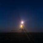 3:23 Uhr, der Mond berührt den Leuchtturm