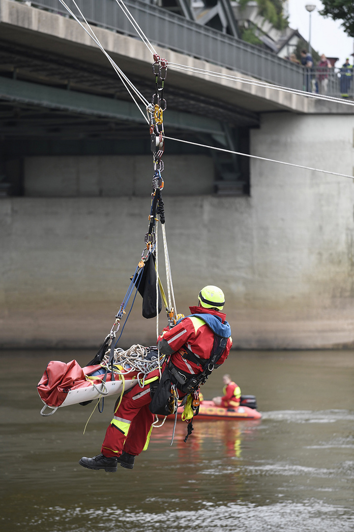 3292R Rettungsaktion Weserbrücke Verletzter