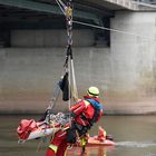 3292R Rettungsaktion Weserbrücke Verletzter