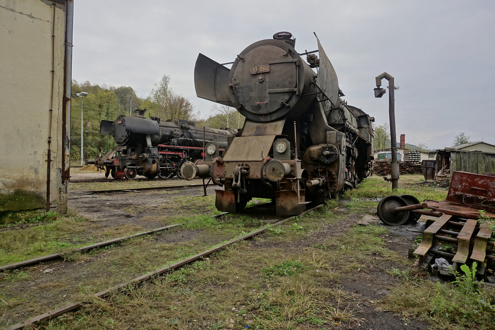 33-064 + 33-503 vor der Werkstatt in Bukinje