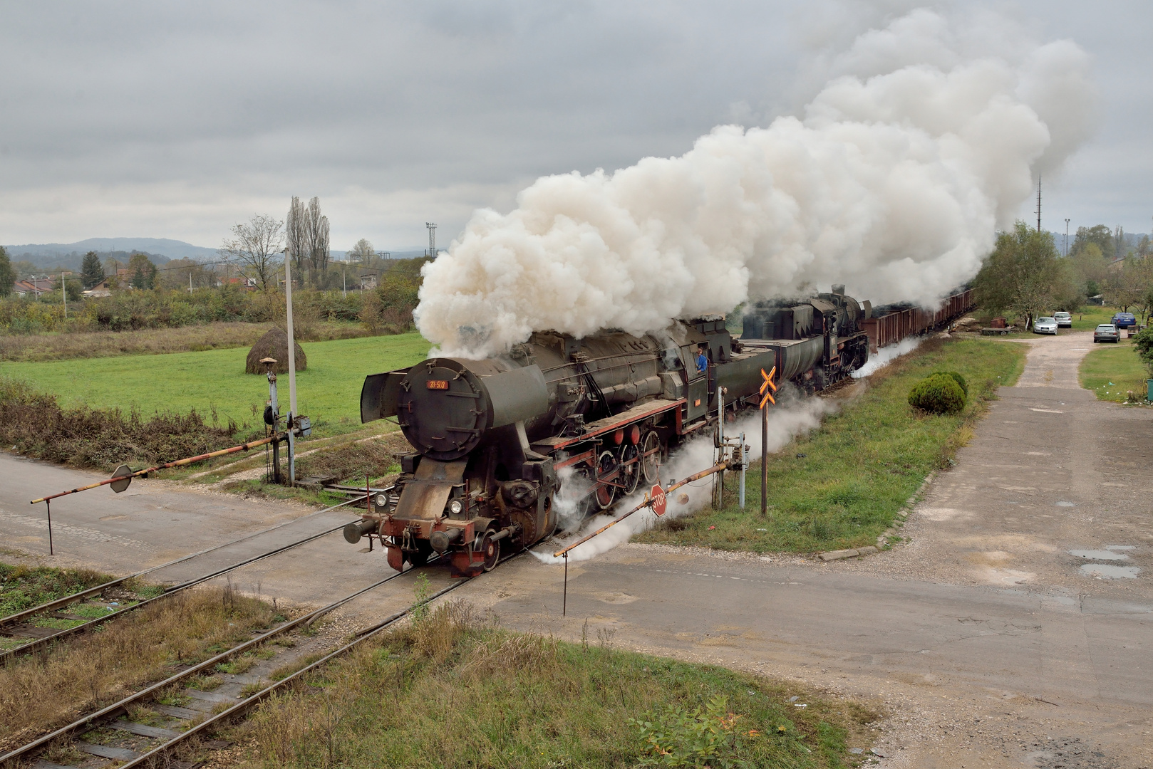 33-503 +33-504 bei der Ausfahrt Lukovac am Bü