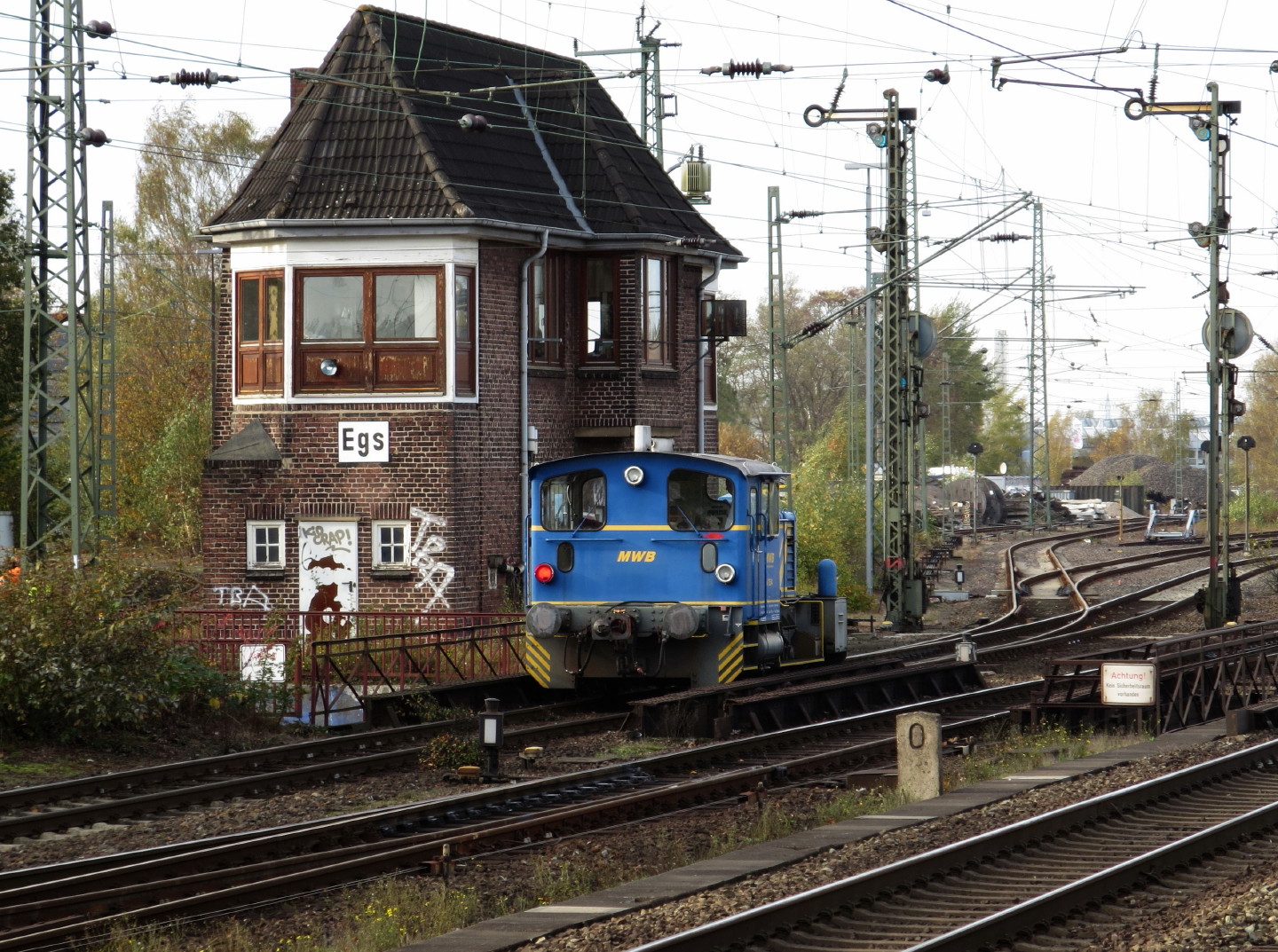 333 172 der MWB fährt in Hamburg-Elbgaustraße