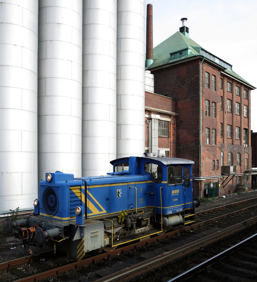 333 172 der MWB steht in Hamburg-Eidelstedt vor Silo