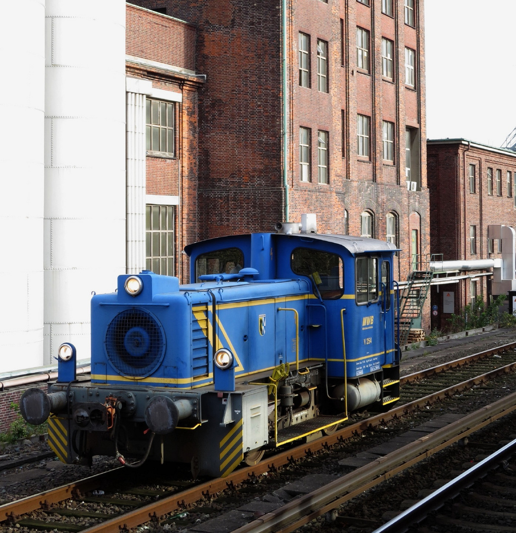 333 172 der MWB steht in Hamburg-Eidelstedt vor Tivoli