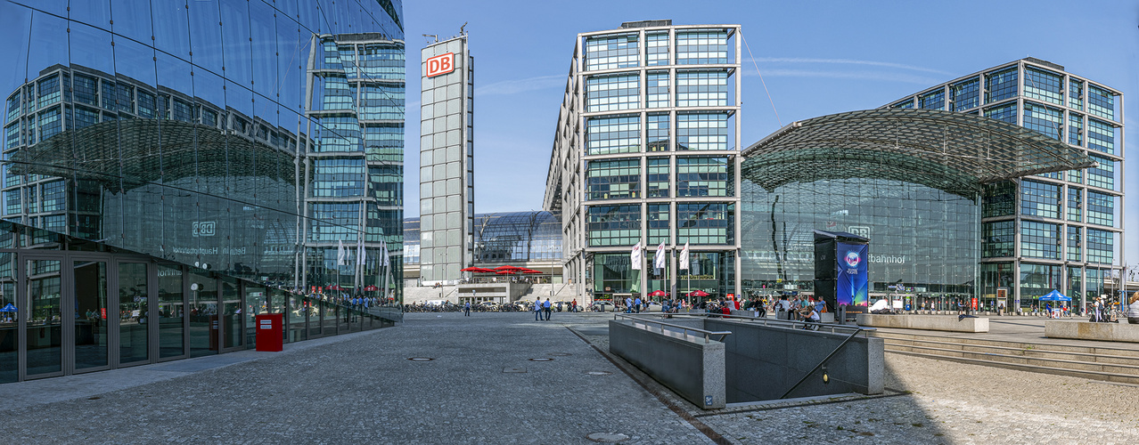 3332SN-33SN Berlin Hauptbahnhof Spiegelung in Cube Panorama