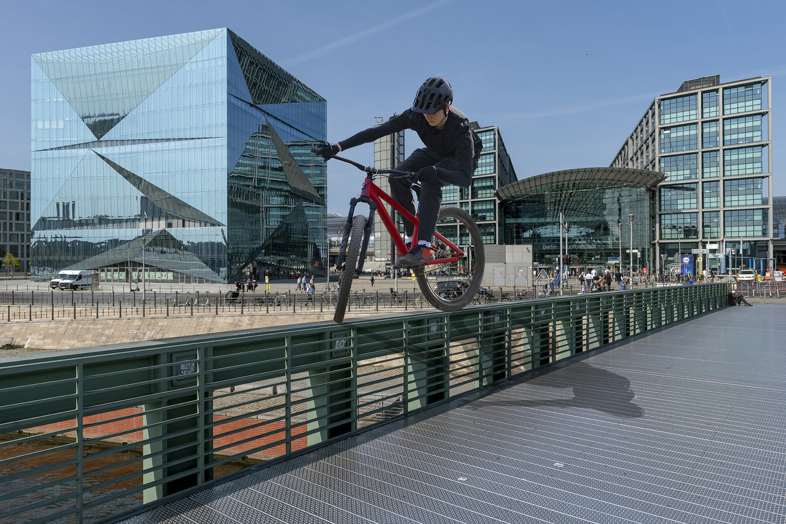 3343SN Hauptbahnhof Berlin mit Biker auf Geländer