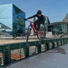 3343SN Hauptbahnhof Berlin mit Biker auf Geländer