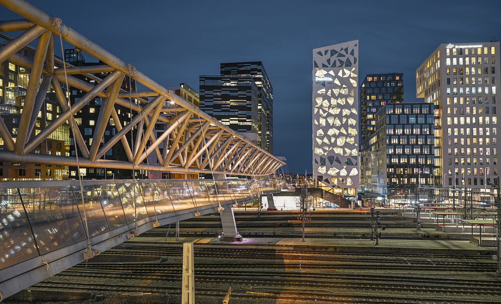 3353UZ  Barcode Viertel mit Akrobaten Fussgängerbrücke Nacht Oslo Norwegen