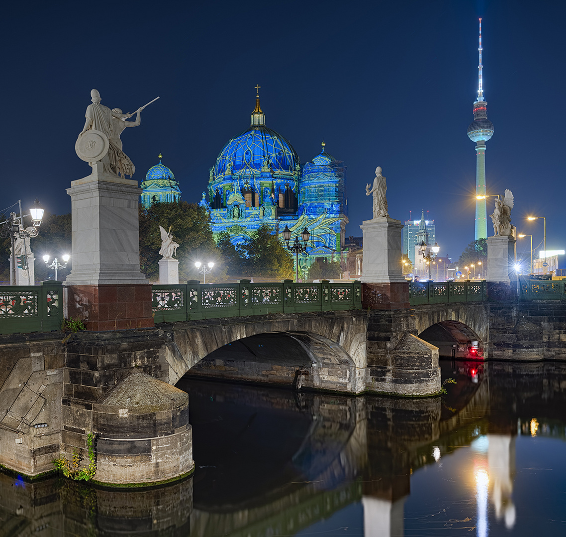 3396SN-3404SN Berlin Schlossbrücke mit Dom und Fernsehturm Festival of Lights Detail