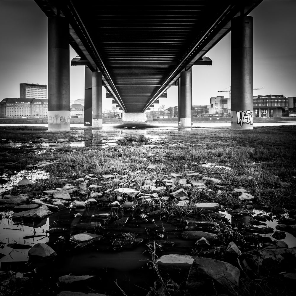 under the bridge von Simone Horn 