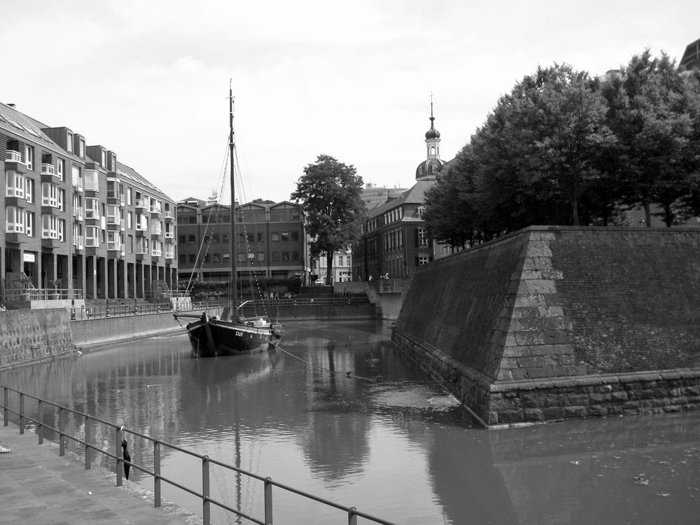 Altes Hafenbecken - Düsseldorf von Riccarda Illing 