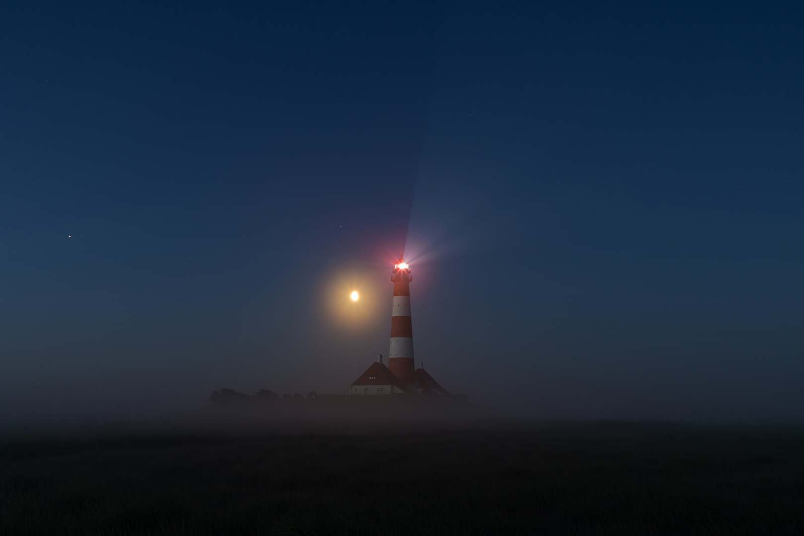 3:40 Uhr, Westerhever und der Mond im Morgennebel