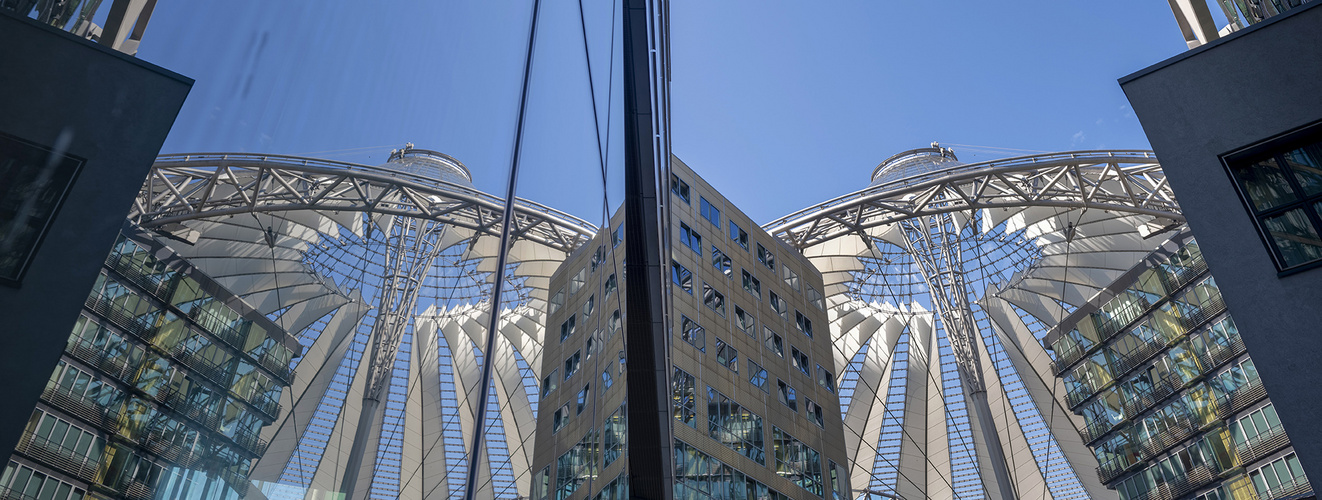 3476SN Sony Center Berlin mit Spiegelung im DB-Hochhaus