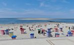 Borkum  -  Strandwetter wie man es sich nicht besser wünschen kann by Reinhold Müller