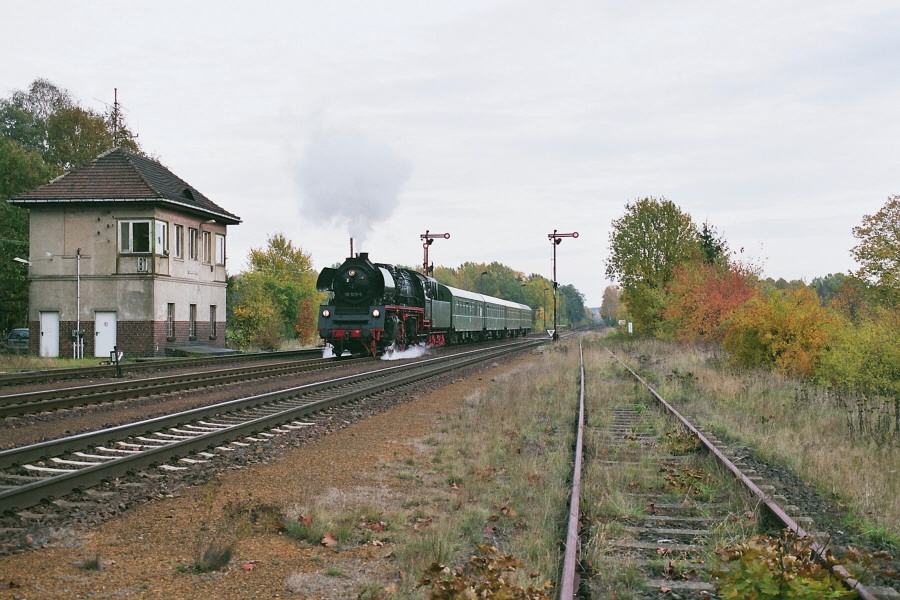 35 1019 fährt in Mücka ein