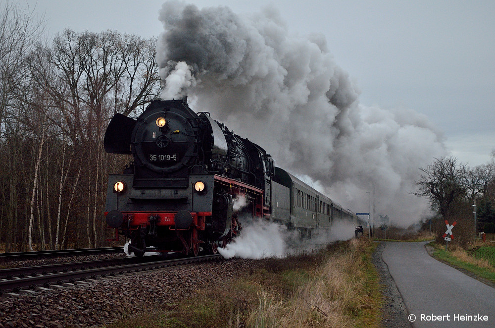 35 1019 mit einem Sonderzug nach Görlitz am 13.12.2014