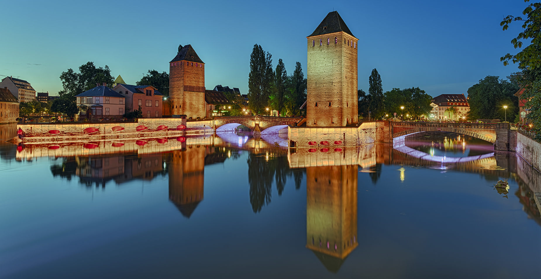 3506R-14R Strassburg Barrage Vauban  beleuchtet Panorama