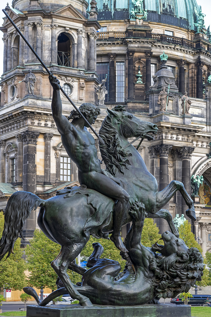 3532SN Figur Löwenkämpfer vor Altes Museum Berlin mit Blick auf Dom Figur von Albert Wolff Anno 1861