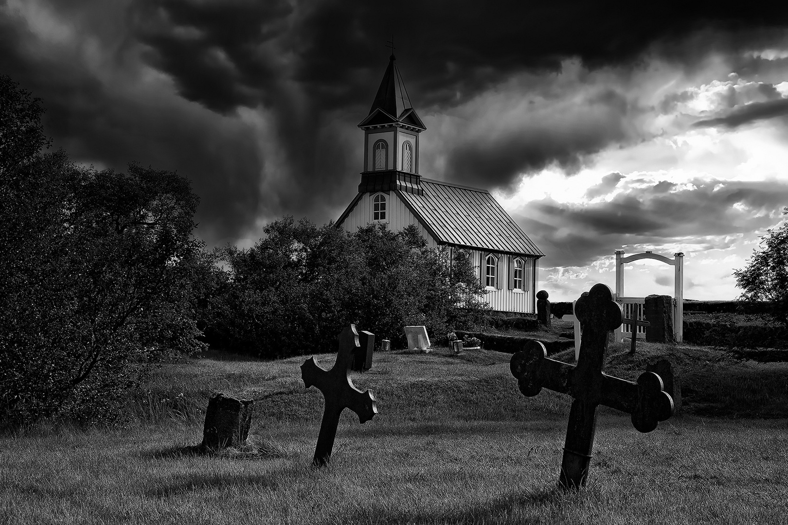 3540B Out of the Darkness , into the Light - Kirche auf National-Friedhof Pingvellir Island sw