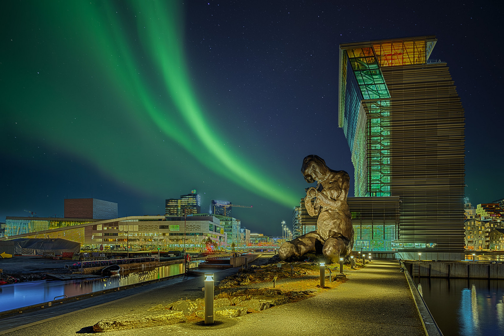 3580UZ  Munch Museum mit Skulptur Oper beleuchtet Nacht Oslo Norwegen Nordlicht