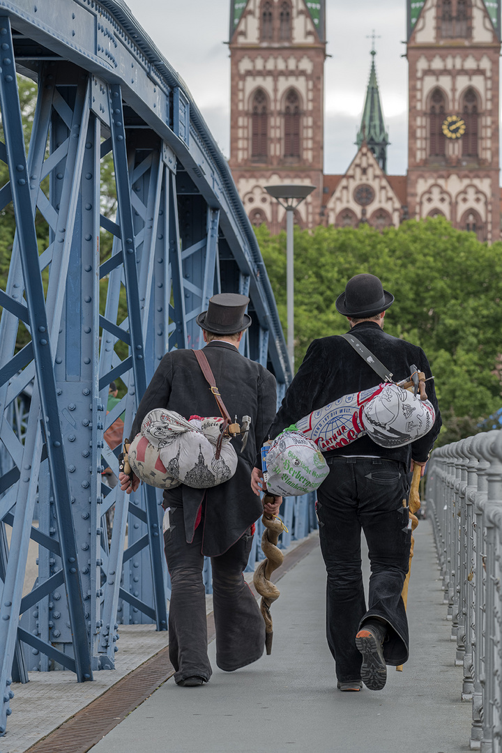 3592R Wanderhandwerker auf Brücke Freiburg