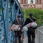 3592R Wanderhandwerker auf Brücke Freiburg