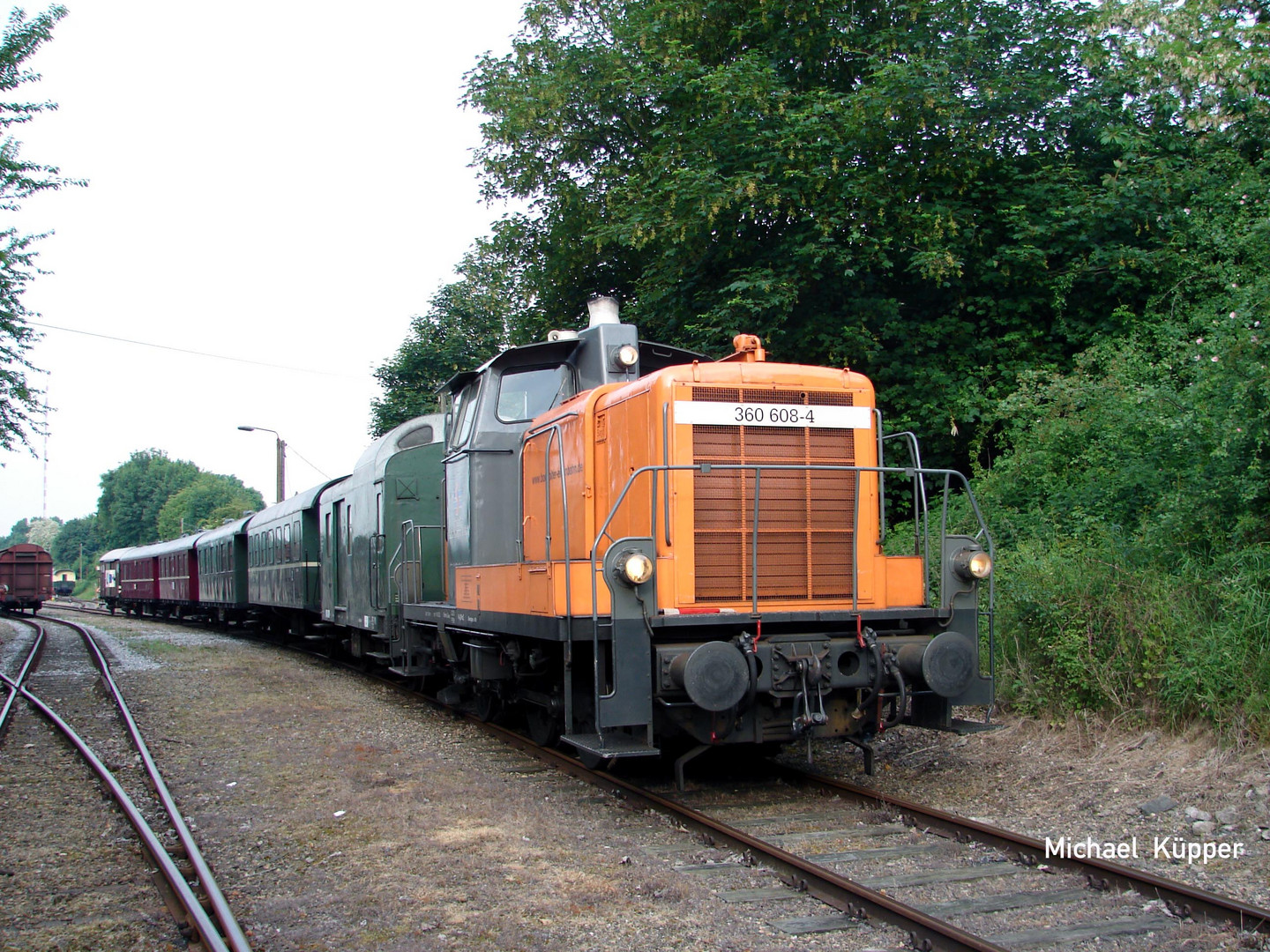 360 608 mit dem Museumszug auf der Hafenbahn in Wesel...