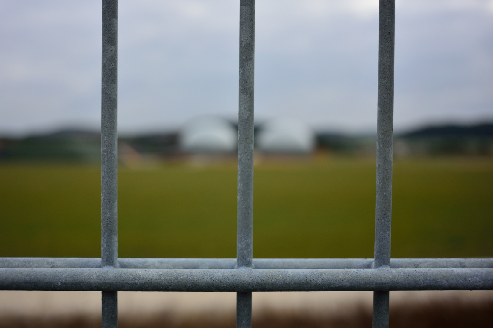 366-358: hinter Gittern