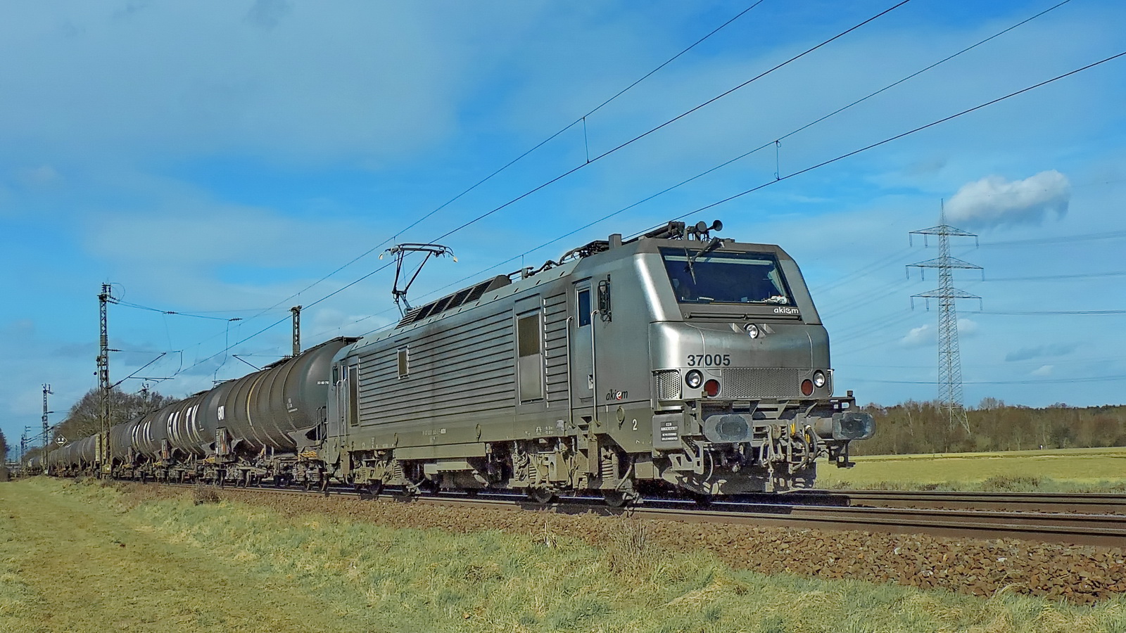 37005 akiem mit einem Kesselzug