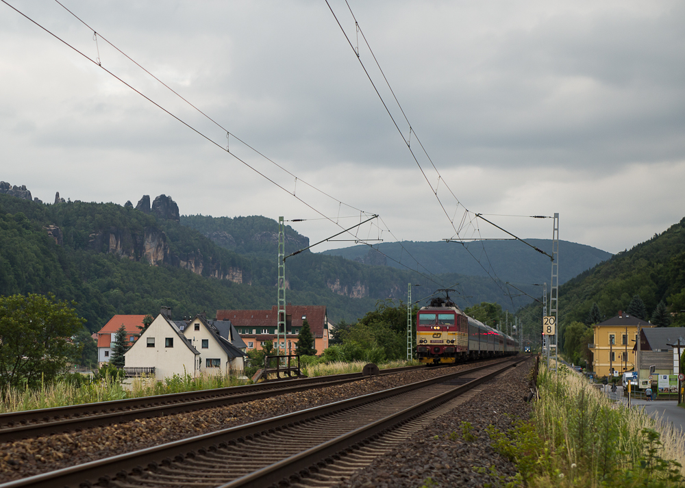 371 005 vor vereinigtem Nachtzug