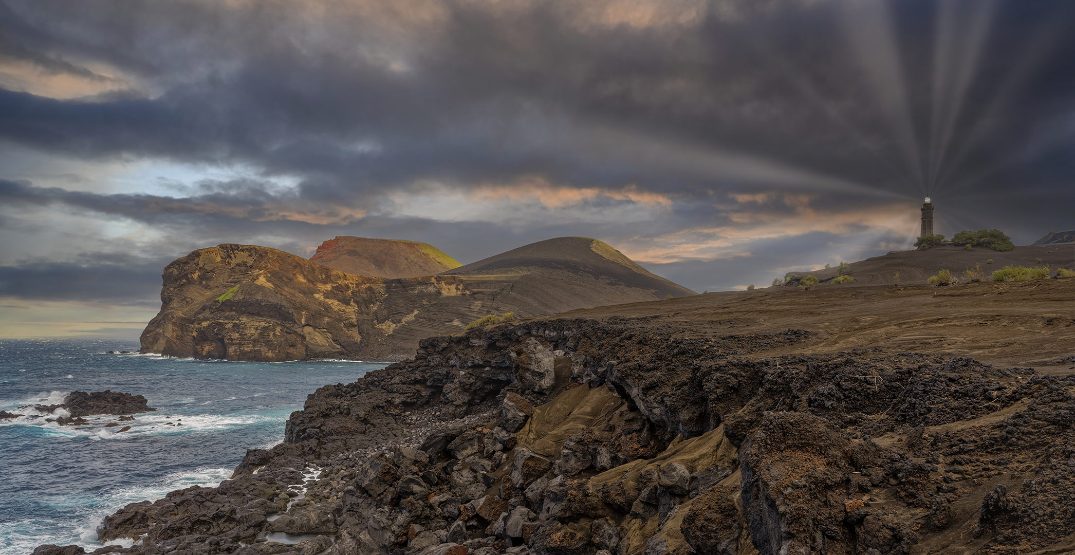 3756TZ Azoren Faial Küste mit Leuchtturm beleuchtet