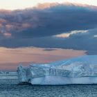 3763T Antarktis Abendstimmung am Eisberg mit Pinguinen
