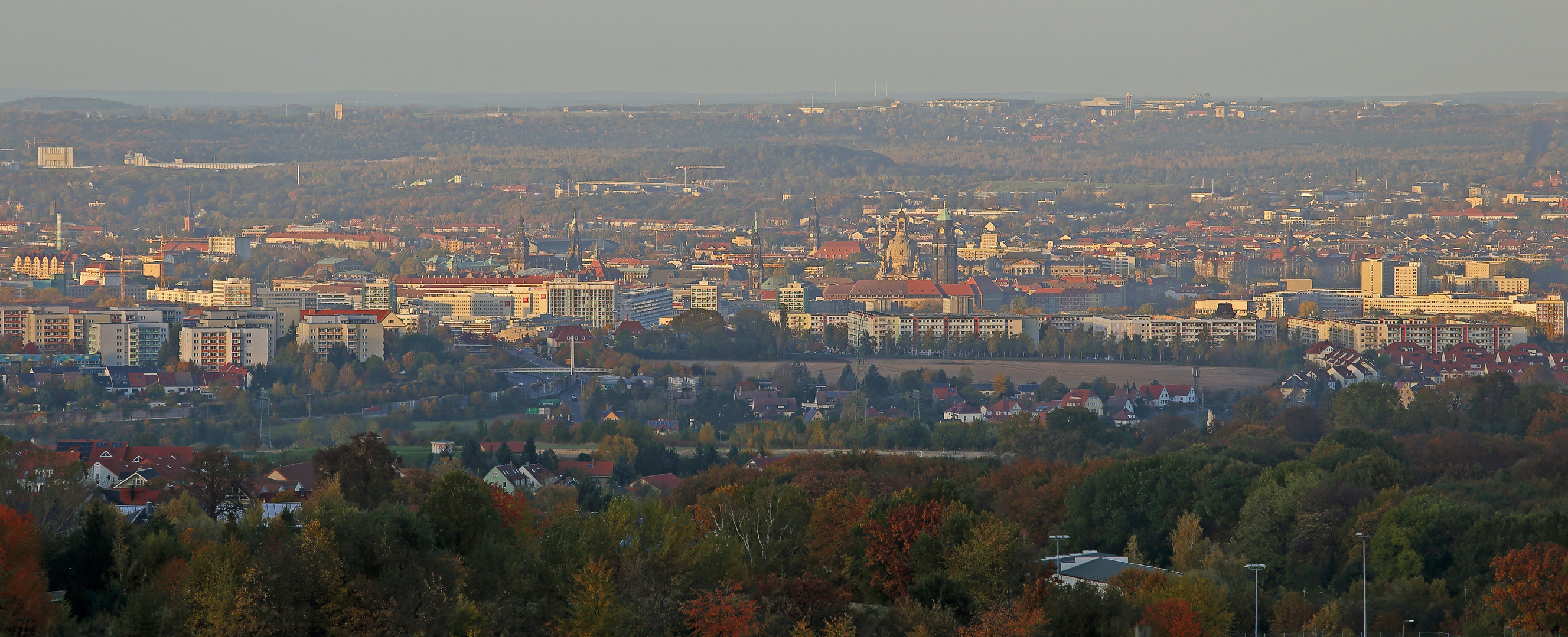 38 Minuten vor Sonnenuntergang ist heute dieser Dresdenblick ins Zentrum entstanden...