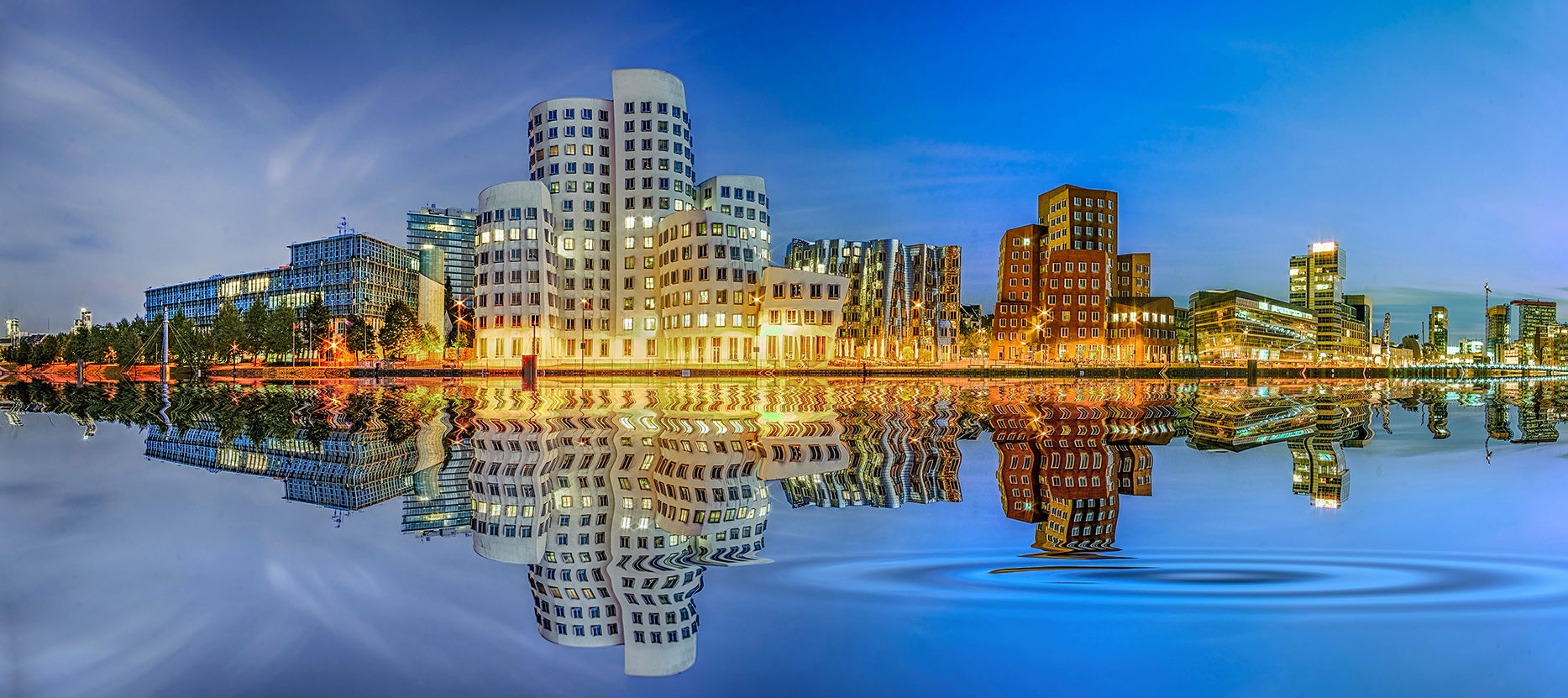 3927D-38D Düsseldorf Medienhafen Panorama Spiegelung