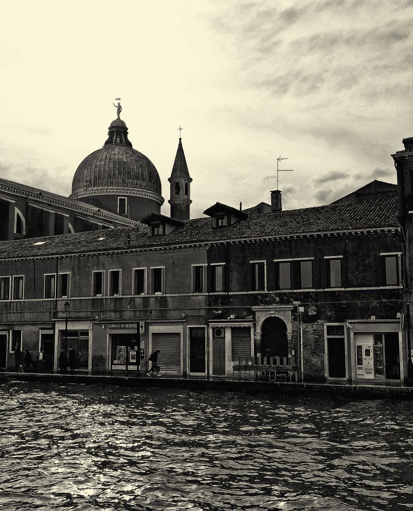 3985A10   __APPROACHING GIUDECCA IN A RAINING DAY__