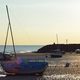 Bateaux en mare basse sous le soleil couchant