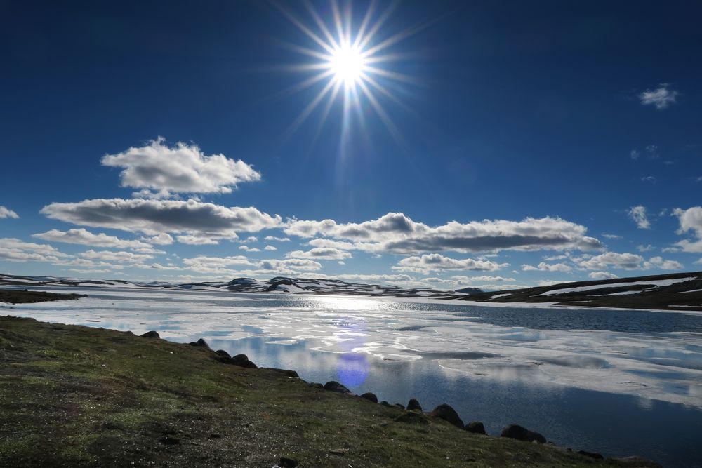  Hardangervidda / Norwegen - Bergsee "on the rocks" von Ray J.