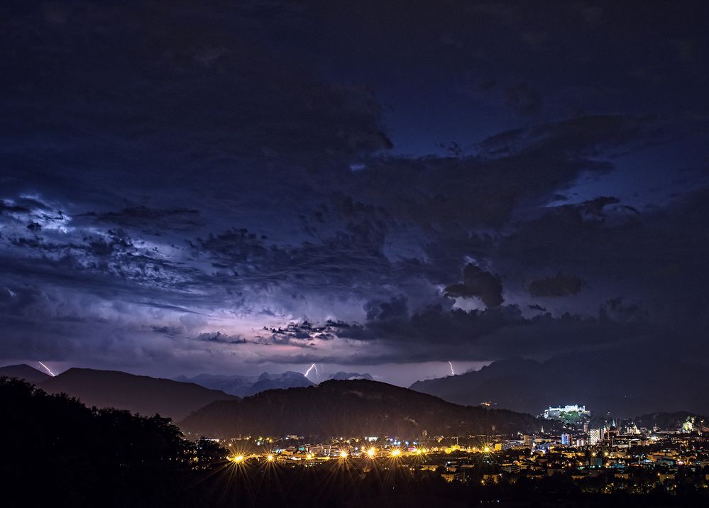 Wetterleuchten über Salzburg von H. Hermeter