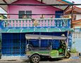 Sathon - Blau-Rosa Stadthaus mit Tuk-Tuk by xiangpian13