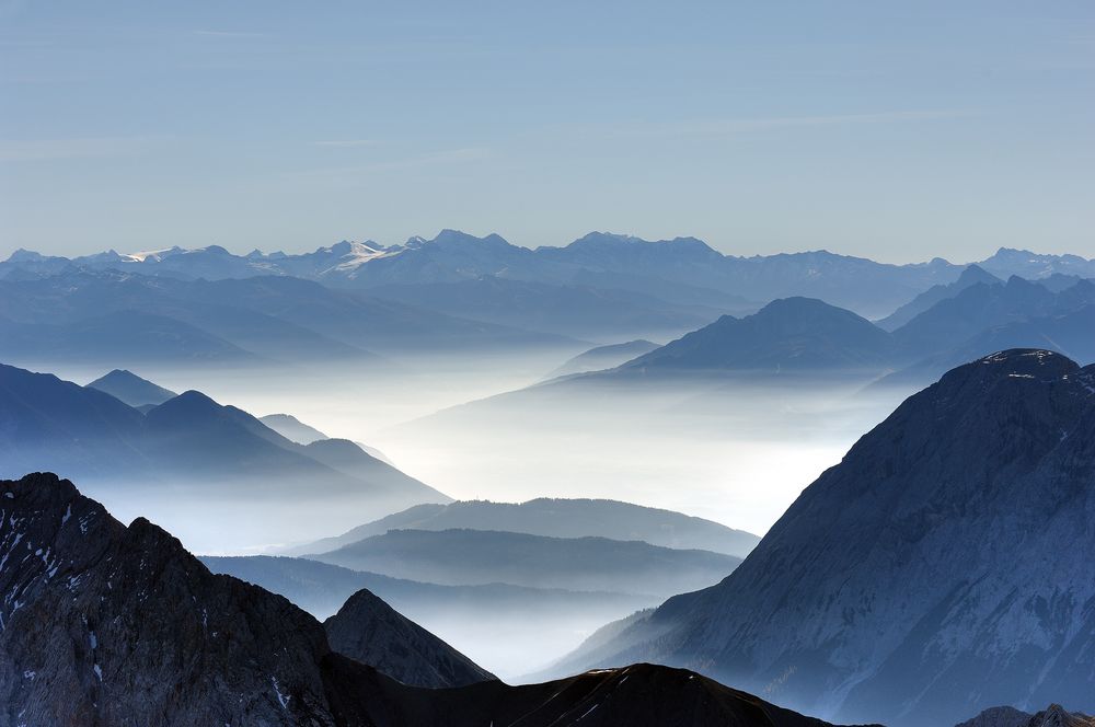 Herbstlicher Talnebel von der Zugspitze von Arno Layer