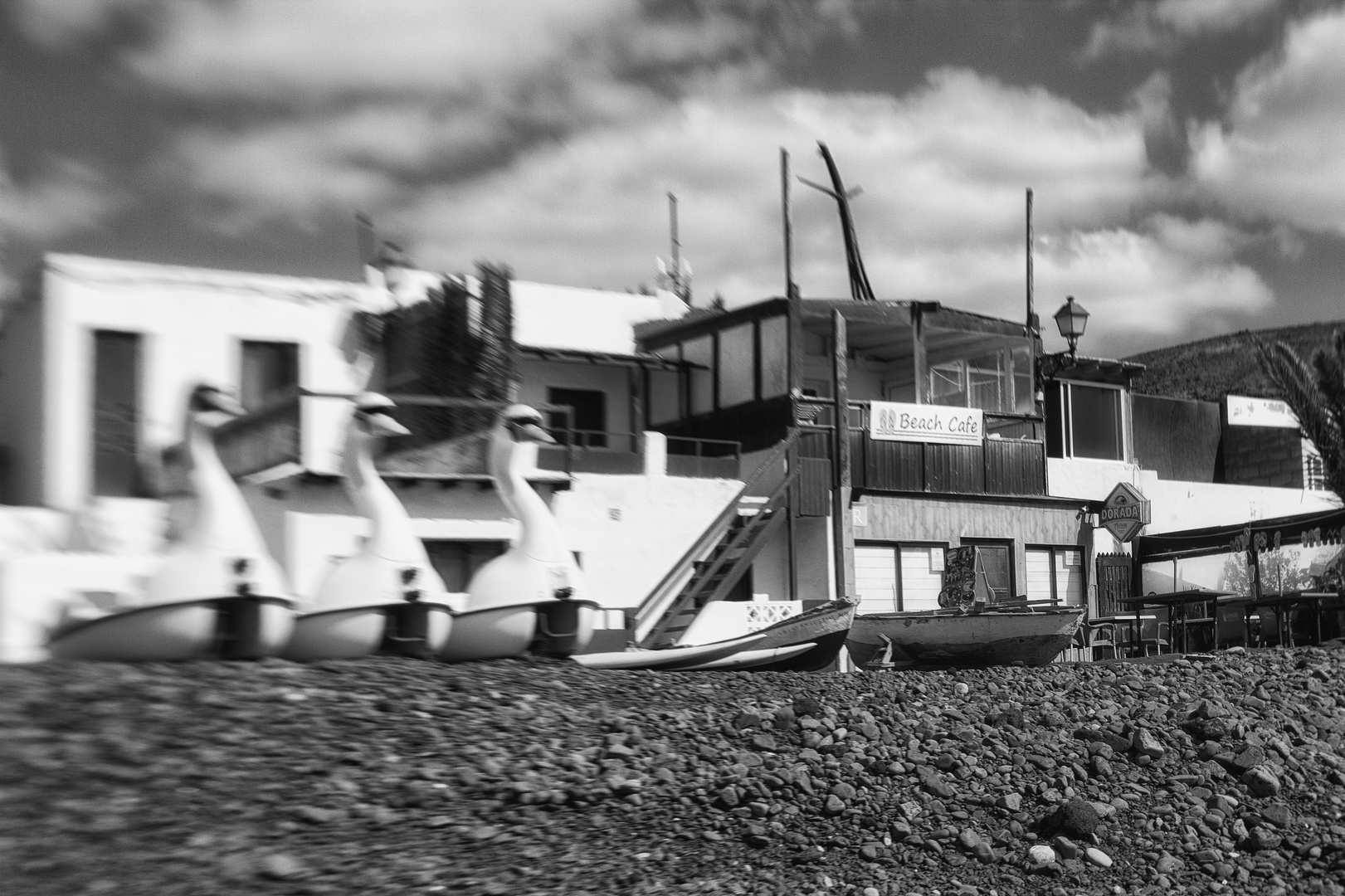 #3whiteswans #beachcafe #lensbaby