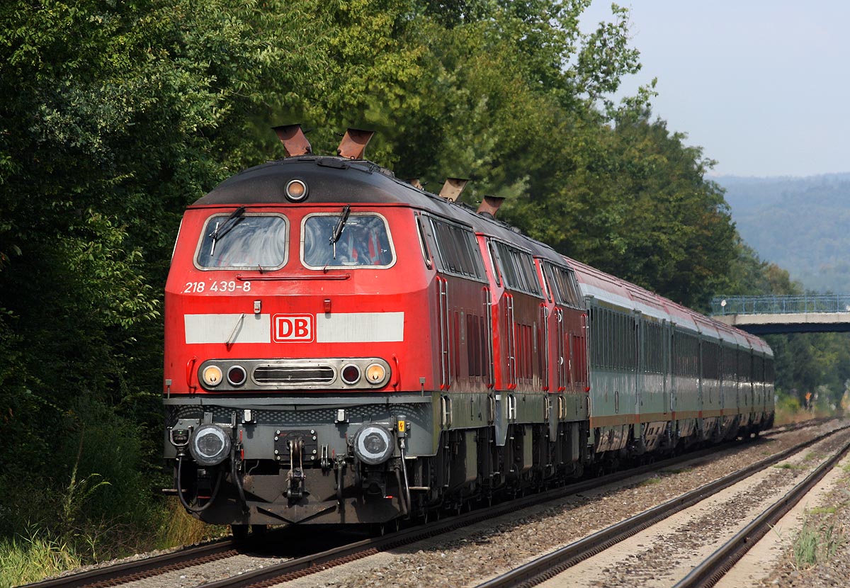 3x 218 vor dem täglichen IC auf der Südbahn