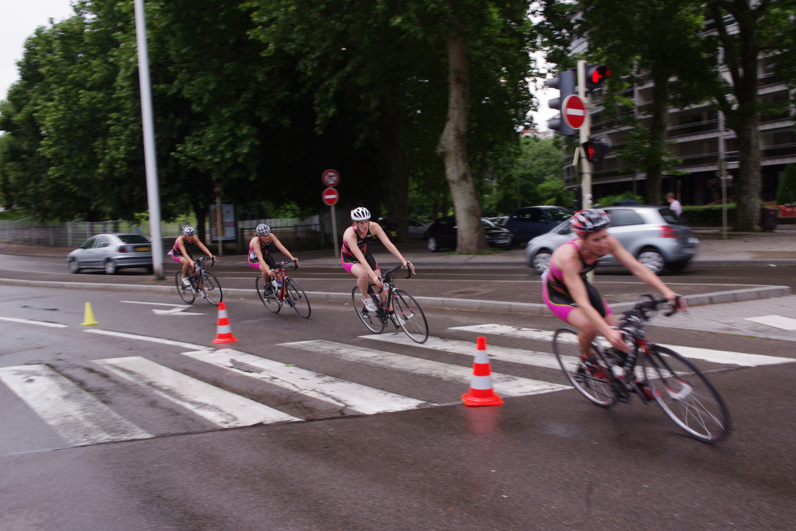 4 filles sous la pluie