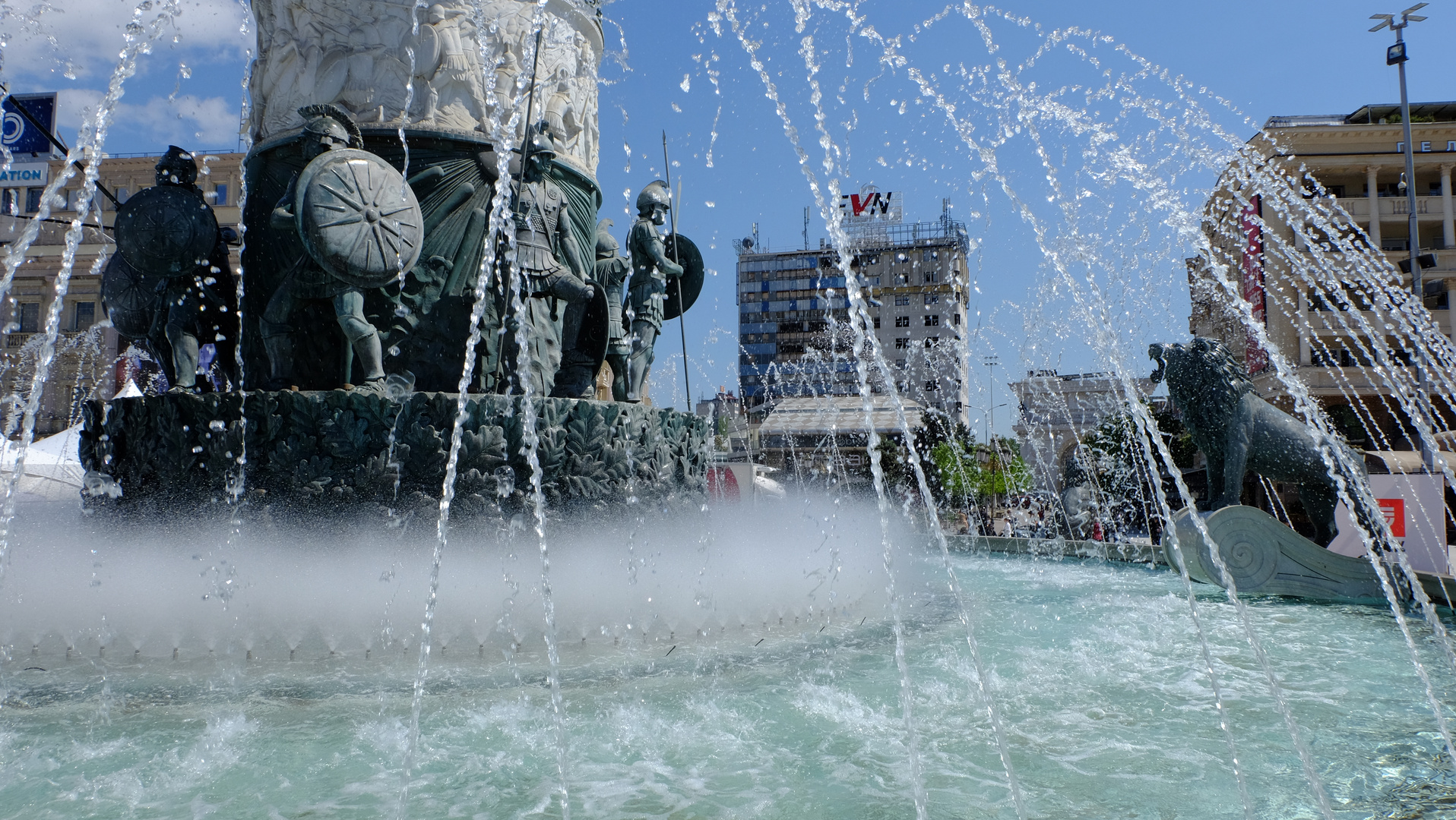 (4) Nordmazedonien, Skopje - Fontäne im Stadtzentrrum