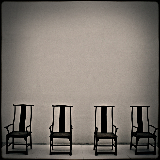 4 Stühle - (k)eine Meinung