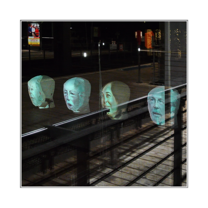 ... 4 talking heads seen from Schwebebahn platform