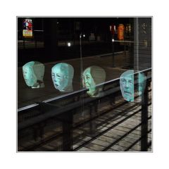 ... 4 talking heads seen from Schwebebahn platform